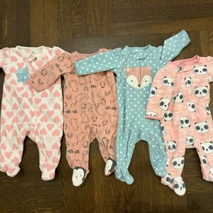 5 footies (4 fleece + 1 cotton) size 6M